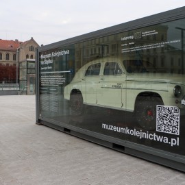 powiększ zdjęcie: Drezyna Warszawa M20 na placu Słowiańskim w Legnicy