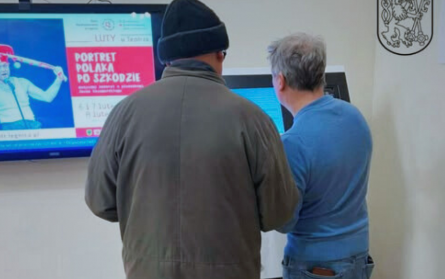 Wsparcie przy opłatomatach podczas płatności podatków w urzędzie miasta
