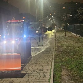 powiększ zdjęcie: Gołoledź w Legnicy. Trwają całodobowe działania służb