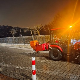 powiększ zdjęcie: Gołoledź w Legnicy. Trwają całodobowe działania służb