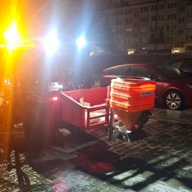 powiększ zdjęcie: Gołoledź w Legnicy. Trwają całodobowe działania służb