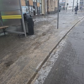 powiększ zdjęcie: Gołoledź w Legnicy. Trwają całodobowe działania służb