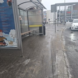 powiększ zdjęcie: Gołoledź w Legnicy. Trwają całodobowe działania służb