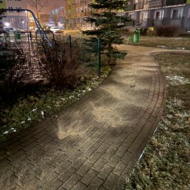 powiększ zdjęcie: Gołoledź w Legnicy. Trwają całodobowe działania służb