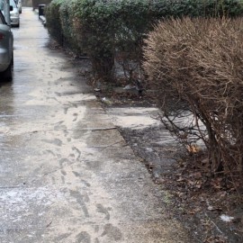 powiększ zdjęcie: Gołoledź w Legnicy. Trwają całodobowe działania służb