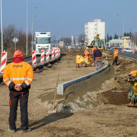 powiększ zdjęcie: Trwają prace przy budowie ronda turbinowego na ul. Jaworzyńskiej