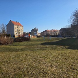 powiększ zdjęcie: Trwają wiosenne porządki na terenach zielonych i rekreacyjnych w Legnicy