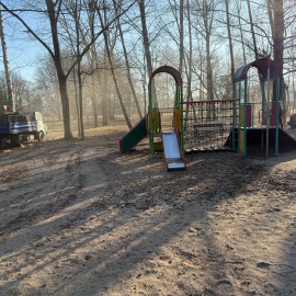 powiększ zdjęcie: Trwają wiosenne porządki na terenach zielonych i rekreacyjnych w Legnicy