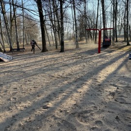 powiększ zdjęcie: Trwają wiosenne porządki na terenach zielonych i rekreacyjnych w Legnicy