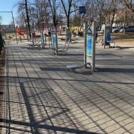 powiększ zdjęcie: Trwają wiosenne porządki na terenach zielonych i rekreacyjnych w Legnicy