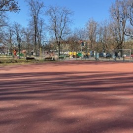 powiększ zdjęcie: Trwają wiosenne porządki na terenach zielonych i rekreacyjnych w Legnicy