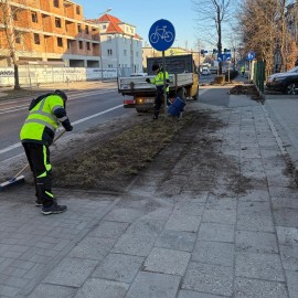 powiększ zdjęcie: Trwają wiosenne porządki na terenach zielonych i rekreacyjnych w Legnicy