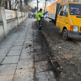 powiększ zdjęcie: Trwają wiosenne porządki na terenach zielonych i rekreacyjnych w Legnicy