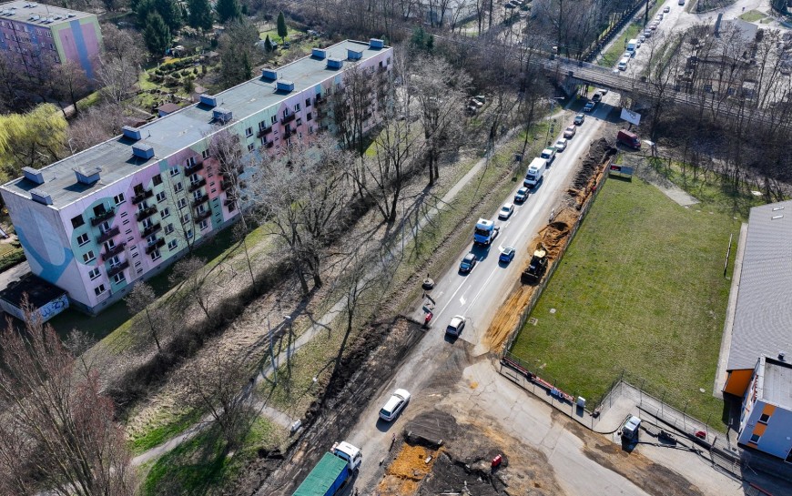 Trwają prace na ul. Poznańskiej. Zaawansowane roboty brukarskie na chodniku i ...