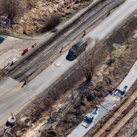 powiększ zdjęcie: Trwają prace na ul. Poznańskiej. Zaawansowane roboty brukarskie na chodniku i ...