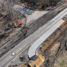 powiększ zdjęcie: Trwają prace na ul. Poznańskiej. Zaawansowane roboty brukarskie na chodniku i ...
