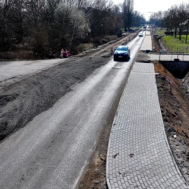 powiększ zdjęcie: Trwają prace na ul. Poznańskiej. Zaawansowane roboty brukarskie na chodniku i ...