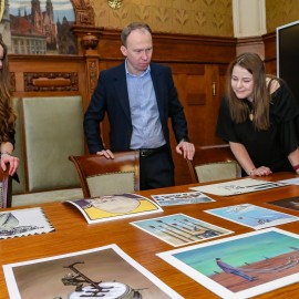 powiększ zdjęcie: Nagroda Prezydenta Legnicy na Satyrykonie 2026 dla Brady’ego Izquierdo Rodrigueza