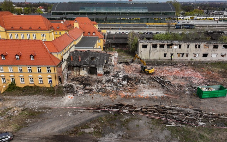 Krajobraz przy dworcu się zmienia. Ruszyły wyburzenia pod nowe centrum przesiadkowe