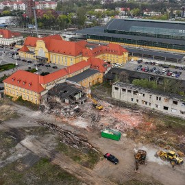 powiększ zdjęcie: Krajobraz przy dworcu się zmienia. Ruszyły wyburzenia pod nowe centrum przesiadkowe