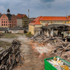 powiększ zdjęcie: Krajobraz przy dworcu się zmienia. Ruszyły wyburzenia pod nowe centrum przesiadkowe