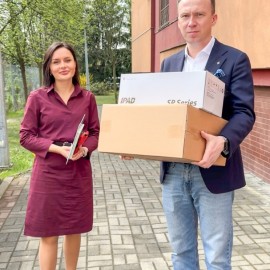 powiększ zdjęcie: 30 defibrylatorów AED trafiło do legnickich szkół i instytucji