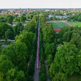powiększ zdjęcie: 550-metrowa flaga Polski w sercu Parku Miejskiego w Majówkę