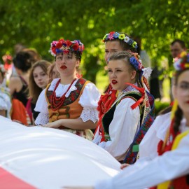 powiększ zdjęcie: 550-metrowa flaga Polski w sercu Parku Miejskiego w Majówkę