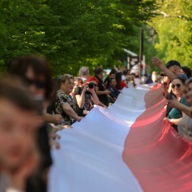 powiększ zdjęcie: 550-metrowa flaga Polski w sercu Parku Miejskiego w Majówkę