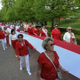 powiększ zdjęcie: 550-metrowa flaga Polski w sercu Parku Miejskiego w Majówkę