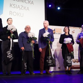 powiększ zdjęcie: Marek Krajewski z tytułem Legnickiej Książki Roku 2025