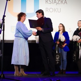 powiększ zdjęcie: Marek Krajewski z tytułem Legnickiej Książki Roku 2025