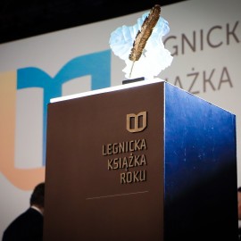 powiększ zdjęcie: Marek Krajewski z tytułem Legnickiej Książki Roku 2025