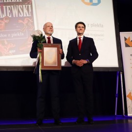 powiększ zdjęcie: Marek Krajewski z tytułem Legnickiej Książki Roku 2025