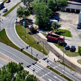 Trwa asfaltowanie nowej drogi rowerowej wzdłuż ul. Żołnierzy II AWP
