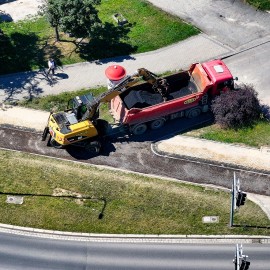powiększ zdjęcie: Trwa asfaltowanie nowej drogi rowerowej wzdłuż ul. Żołnierzy II AWP