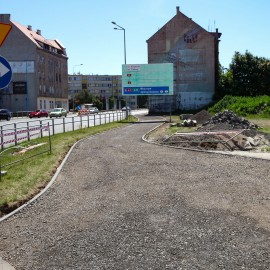 powiększ zdjęcie: Trwa asfaltowanie nowej drogi rowerowej wzdłuż ul. Żołnierzy II AWP
