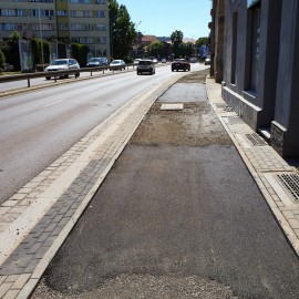 powiększ zdjęcie: Trwa asfaltowanie nowej drogi rowerowej wzdłuż ul. Żołnierzy II AWP
