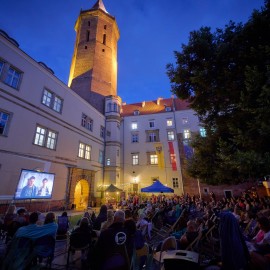 powiększ zdjęcie: Kino na Zamku już 3 lipca. Na ekranie kultowa „Seksmisja”