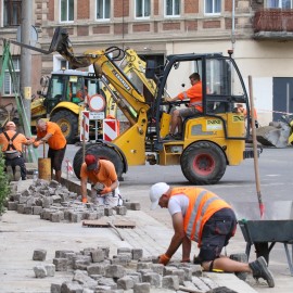 powiększ zdjęcie: Trwają prace drogowe na Nowodworskiej i Działkowej