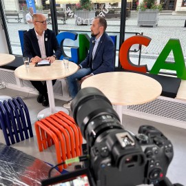 powiększ zdjęcie: Dziś premiera nowego podcastu „Legnica w Punkt!”. Pierwszym gościem Tomasz Brusiło
