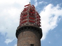 Dobiega końca tegoroczny etap renowacji wieży św. Jadwigi. Legnicki depozyt w kuli wieńczącej wieżę