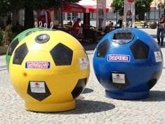 EURO – piłki do selektywnej zbiórki odpadów i kwiatowe kolumny w centrum Legnicy