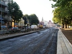Budowlańcy kładą już asfalt na zachodniej jezdni ulicy Libana