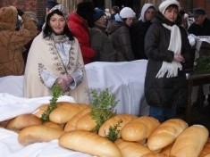 „Chleb, śledź i grosz”. W Legnicy wielkanocne dary od Kobiet Europy