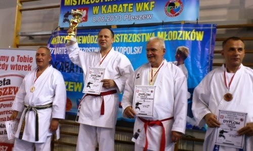Deszcz medali dla legnickich karateków