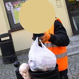 Bezrobotni pracując, sprzątają miasto