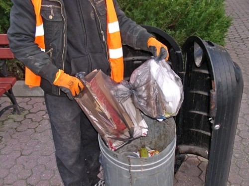 Bezrobotni nadal sprzątają miasto