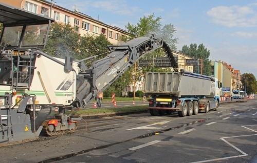 Asfalt z ul. Moniuszki na polepszenie dróg w rejonie Starych Piekar