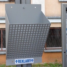 Dobry pomysł drogowców: pojemniki na ulotki na przystankach